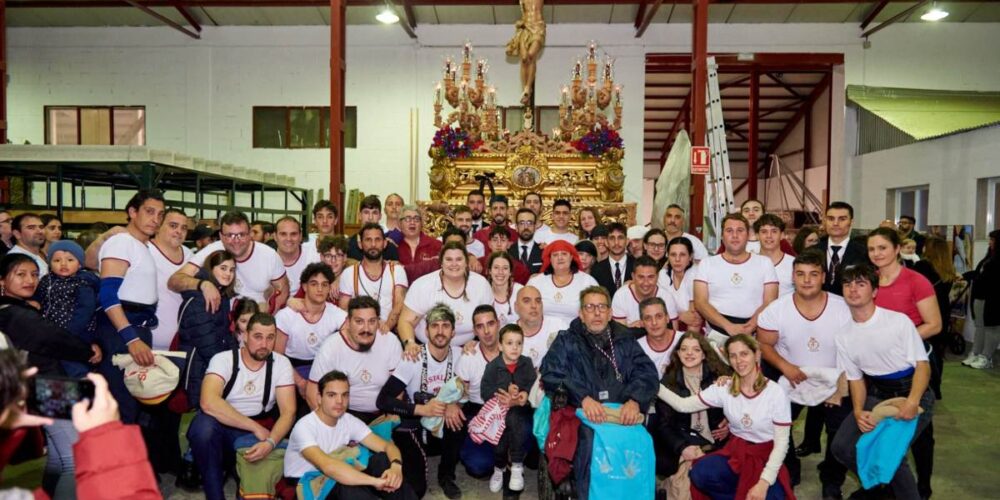 Cuadrilla de costaleros de la hermandad durante la Semana Santa del 2024 - Foto: Hermandad Stmo. Cristo de la Caridad