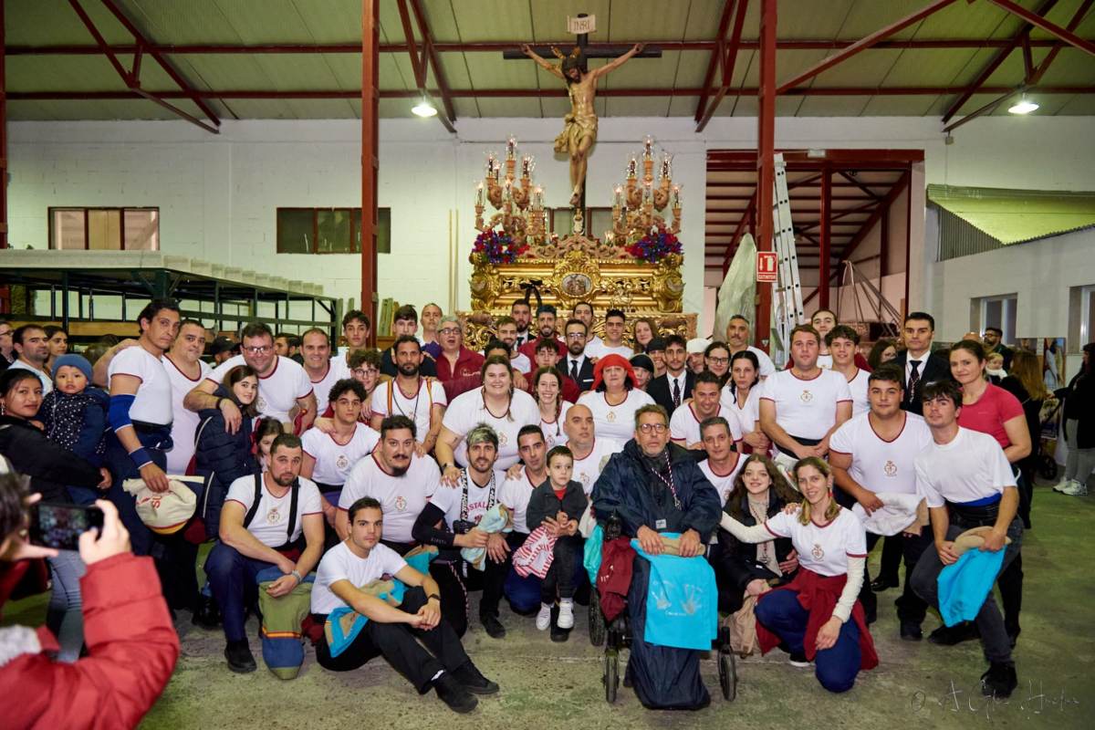 Cuadrilla de costaleros de la hermandad durante la Semana Santa del 2024 - Foto: Hermandad Stmo. Cristo de la Caridad