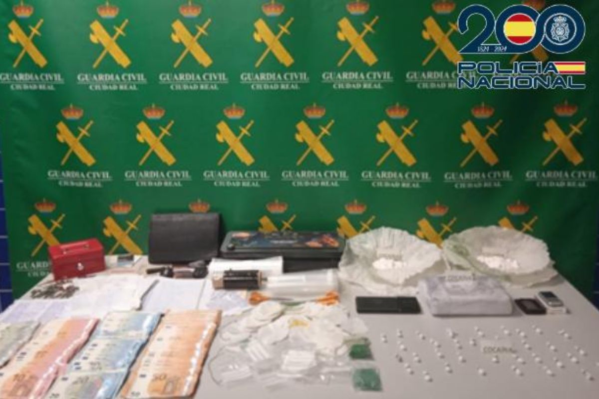 Droga y dinero en efectivo incautado por los agentes