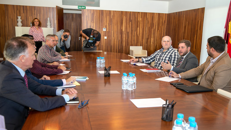 Imagen de archivo de una reunión entre representantes del taxi y la Consejería de Fomento