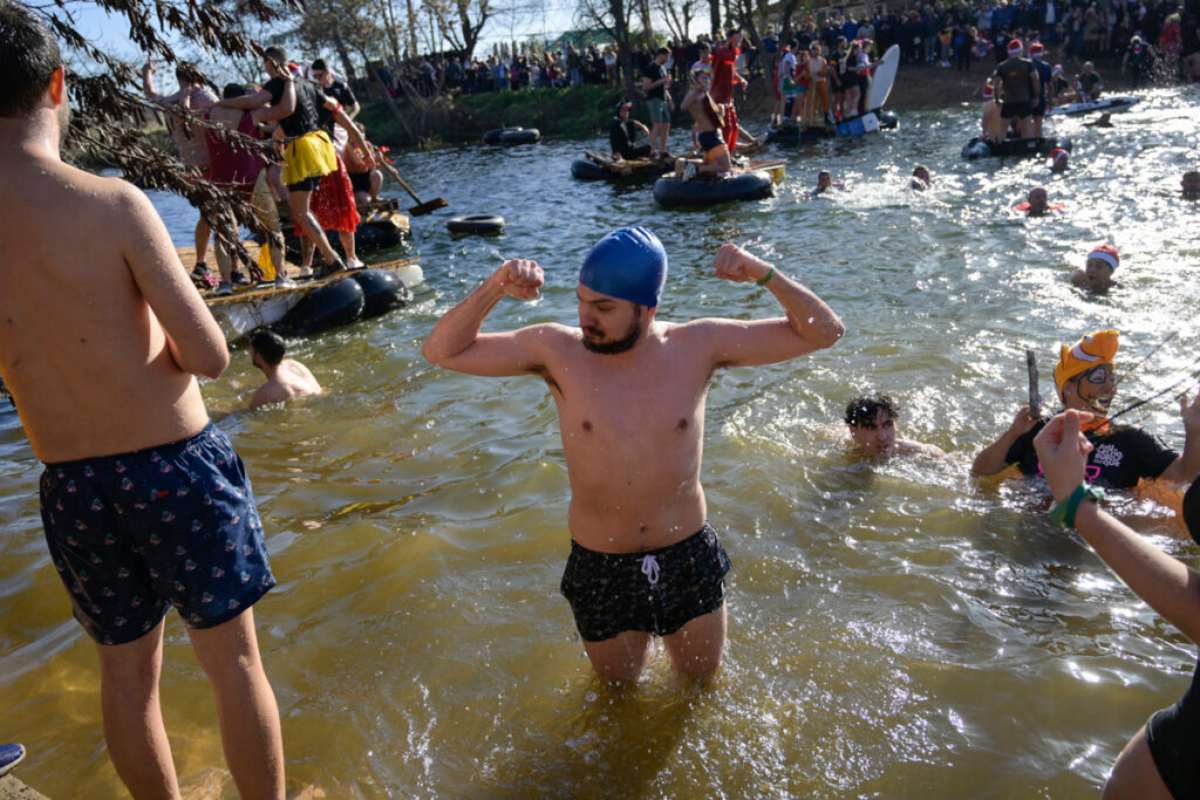 Imagen del baño en el río Bullaque del año 2022 - Foto: Jesús Monroy (EFE)