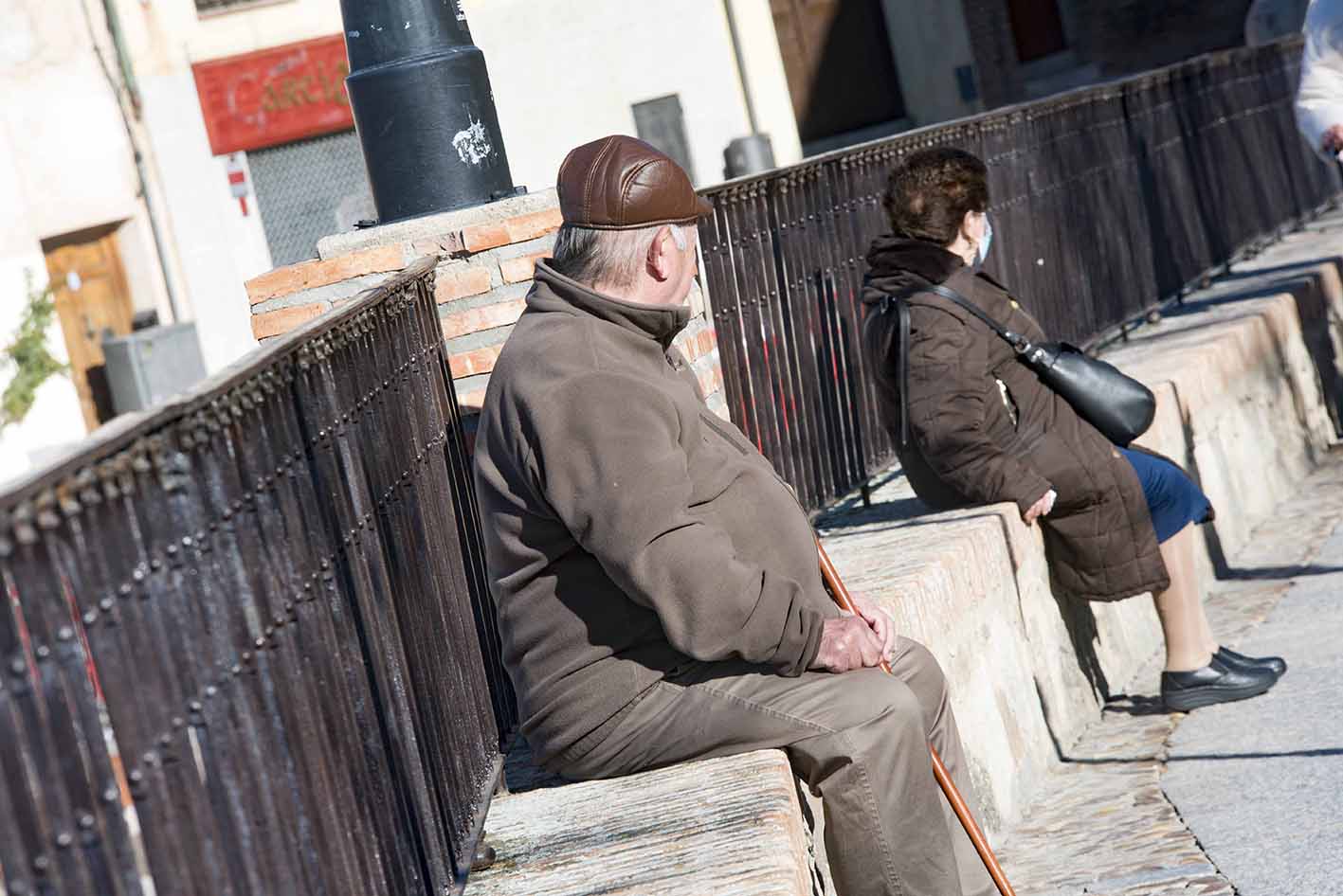 Jubilados tomando el sol. Foto: Rebeca Arango.