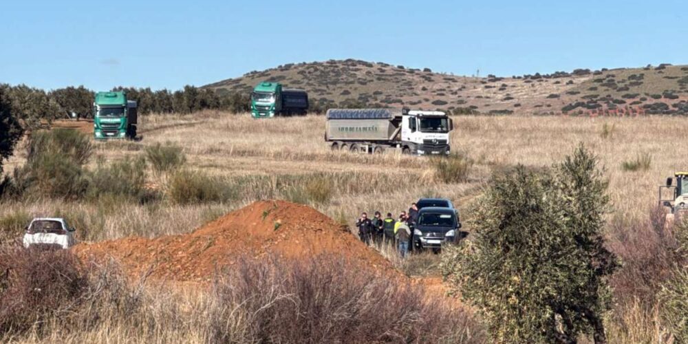 Momento en el que la Guardia Civil paraliza los movimientos de tierras