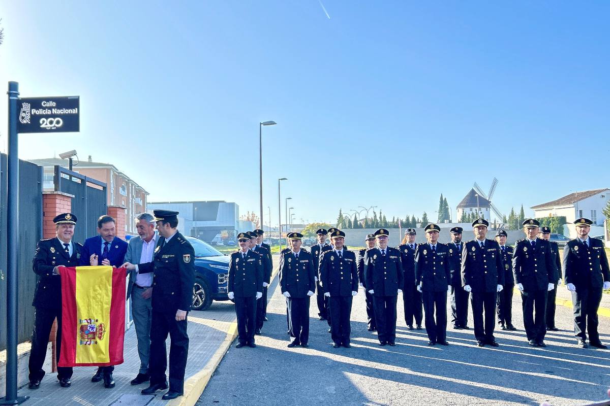 Valdepeñas dedica una calle a la Policía Nacional en su 200 aniversario