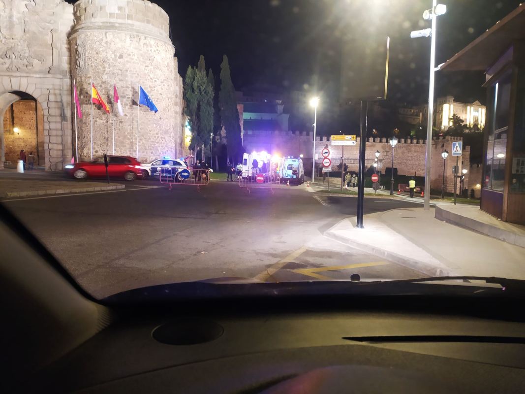 Momentos posteriores al accidente en la Puerta de Bisagra.