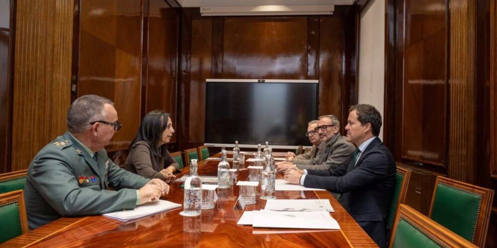 Reunión entre la directora general de la Guardia Civil, Mercedes González y el alcalde de Toledo, Carlos Velázquez.