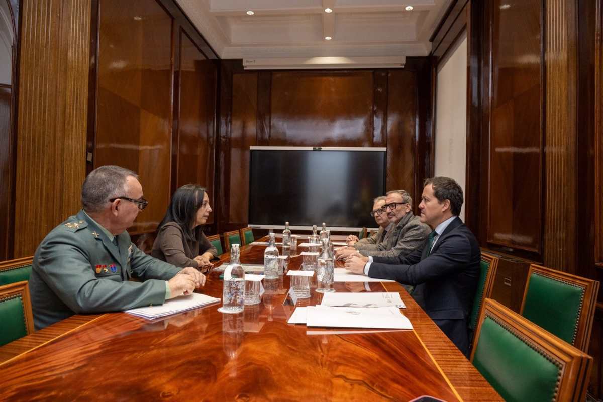 Reunión entre la directora general de la Guardia Civil, Mercedes González y el alcalde de Toledo, Carlos Velázquez.