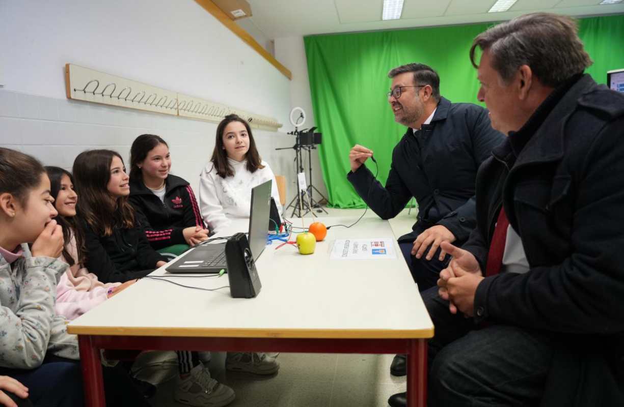 El consejero de Educación, Cultura y Deportes, Amador Pastor, en la visita a un colegio de Cobisa.