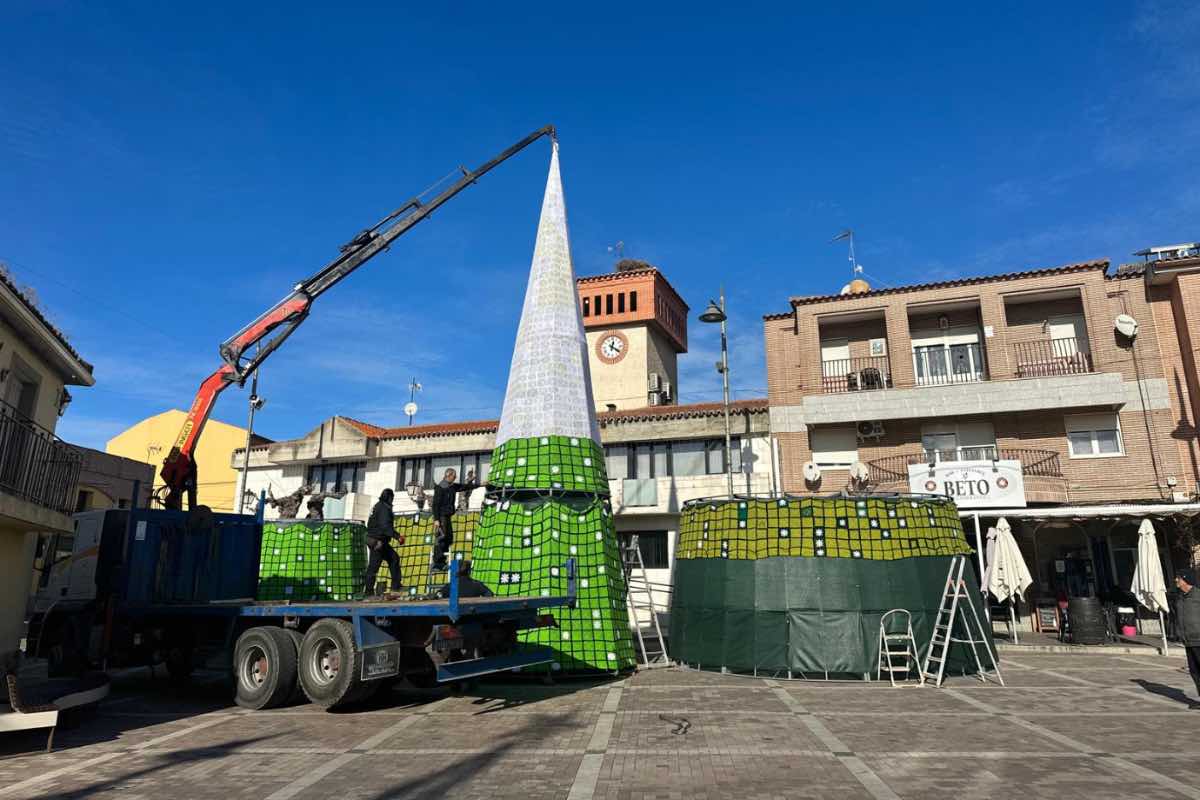 Instalan en Cazalegas (Toledo) el árbol de navidad de ganchillo más grande del mundo. Foto: El alcalde del pueblo, Fran Blanco.