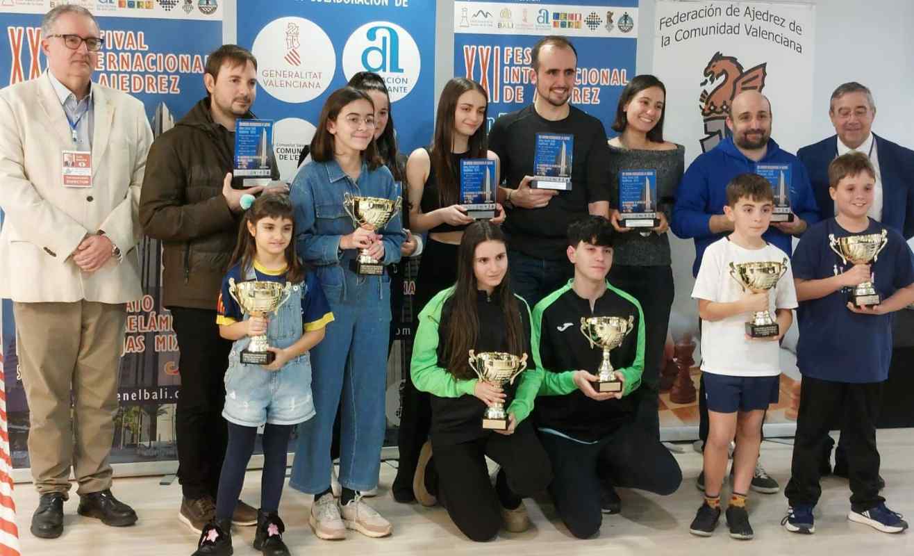 En primer término, en la fila inferior, los campeones de España de Nuestro Ajedrez en Europa.