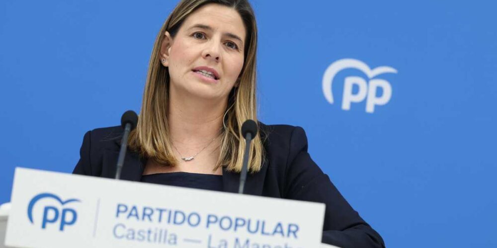 La secretaria general del PP de Castilla la Mancha, Carolina Agudo, en rueda de prensa donde ha realizado un balance político del año, este lunes en la sede del PP. EFE/ Ismael Herrero