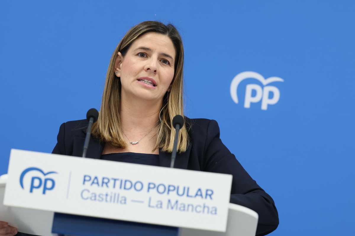 La secretaria general del PP de Castilla la Mancha, Carolina Agudo, en rueda de prensa donde ha realizado un balance político del año, este lunes en la sede del PP. EFE/ Ismael Herrero