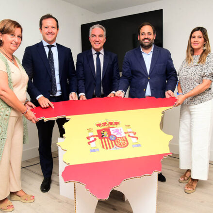 El vicesecretario de Coordinación Autonómica y Local y Análisis Electoral del PP, Elías Bendodo, anunció en Toledo El PP recorrerá España con una moción para que Page y el resto del PSOE se pronuncie sobre «el cupo separatista». Foto: Rebeca Arango,