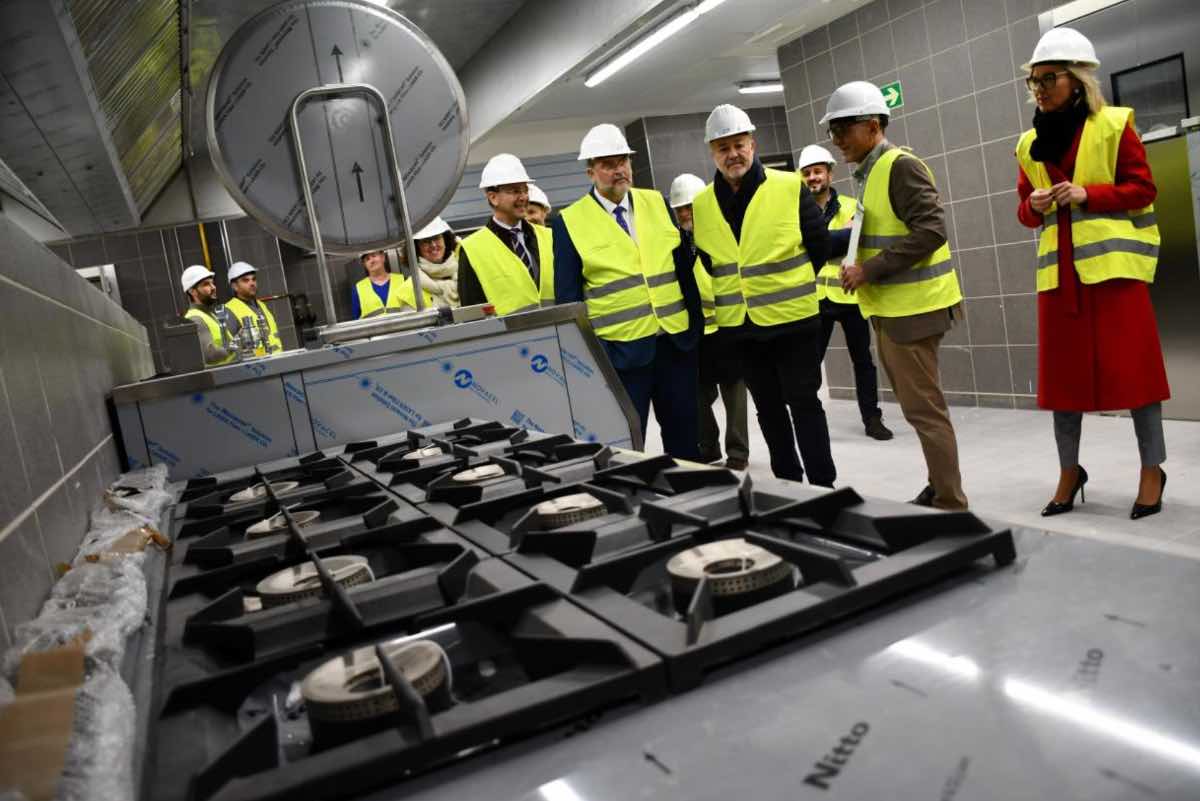 El vicepresidente primero del Gobierno regional, José Luis Martínez Guijarro, visita la cocina central del nuevo Hospital Universitario de Cuenca.