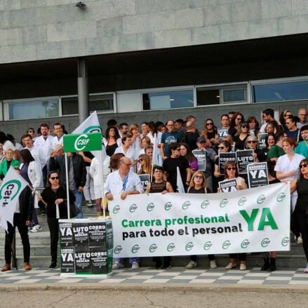 En los cinco hospitales de las capitales de provincia de Castilla-La Mancha, cientos de profesionales sanitarios se concentraron el 1 de octubre con una doble reivindicación: recuperar la carrera profesional sanitaria, eliminada en 2012, y que se cubran todas las vacantes en el Servicio de Salud de Castilla-La Mancha (Sescam). En la imagen, el Hospital de Cuenca.