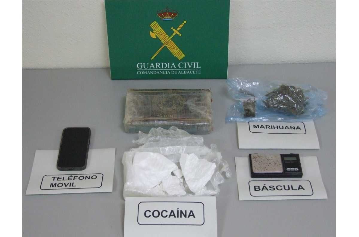 Incautación de los agentes en los registros de las viviendas de Almansa. Foto: Guardia Civil de Albacete