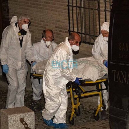 Los cadáveres de tres hombres y una mujer aparecieron en una vivienda del número 12 de la Cuesta de Santa Leocadia, en el casco histórico de Toledo. Fueron víctimas de la inhalación de monóxido de carbono. Foto: Rebeca Arango.