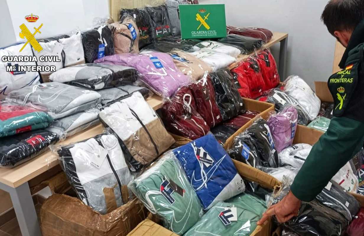 Falsificaciones que se iban a vender por internet. Foto: Guardia Civil Albacete