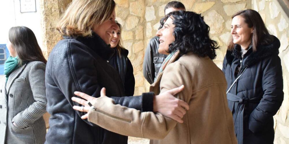 Patricia Franco, saludando a una vecina de Mira.