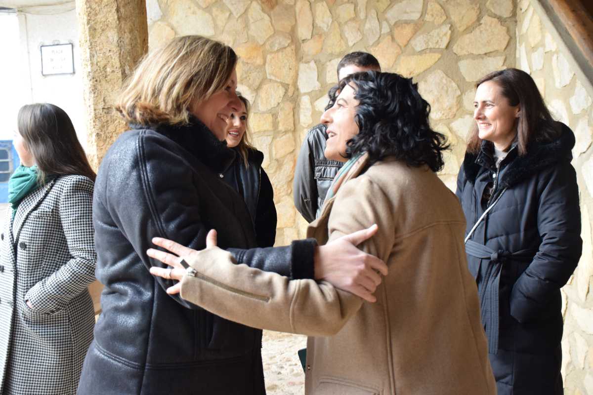 Patricia Franco, saludando a una vecina de Mira.