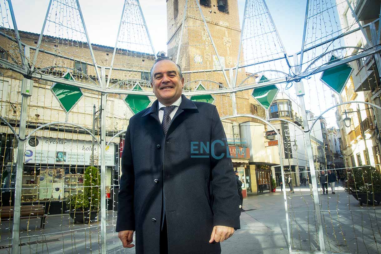 José Julián Gregorio, alcalde de Talavera, en la calle San Francisco.