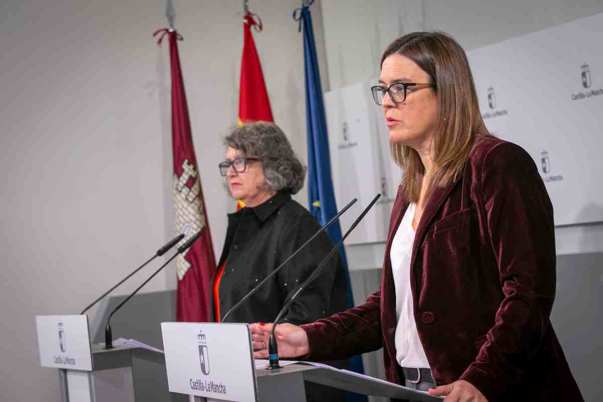 La consejera portavoz del Gobierno de Castilla-La Mancha, Esther Padilla, y la consejera de Desarrollo Sostenible, Mercedes Gómez.