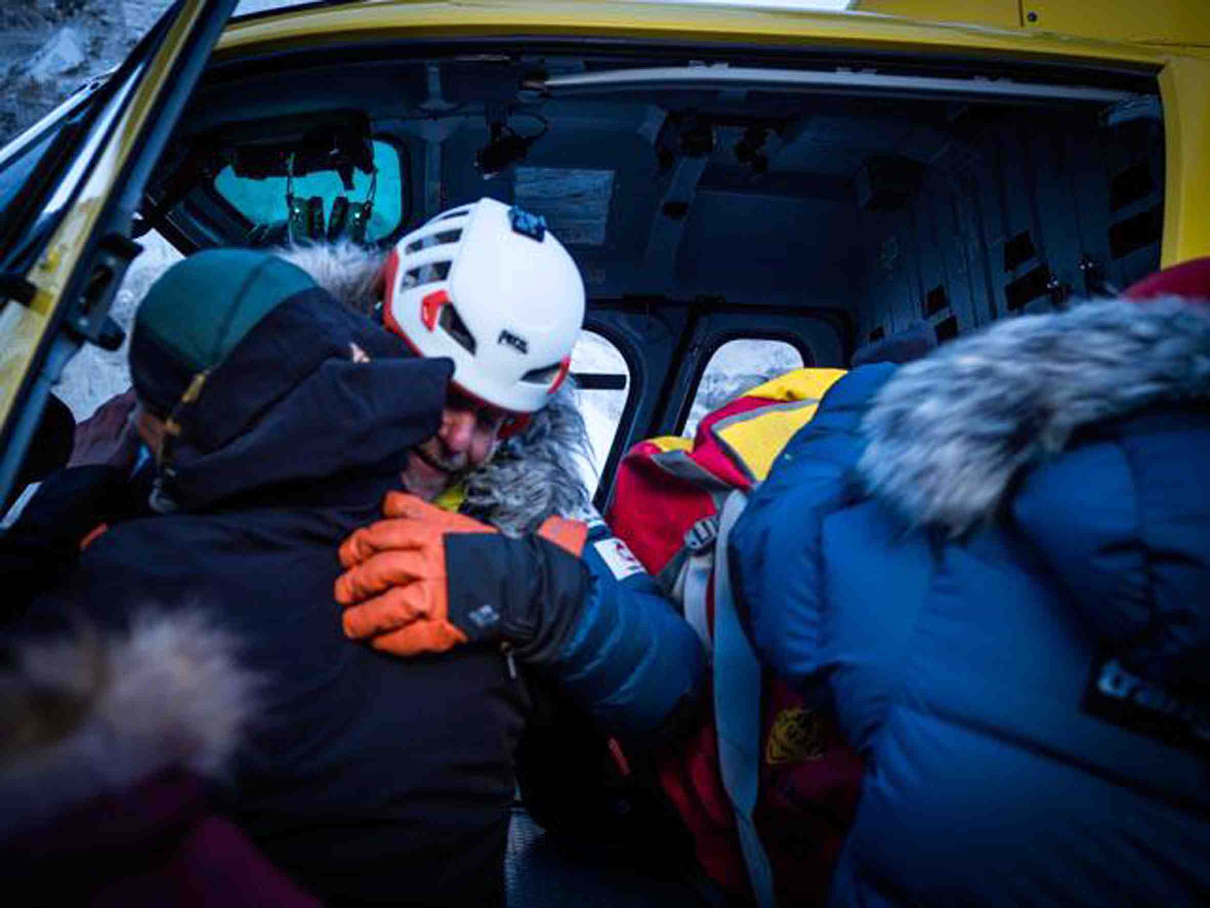 Óscar Cardo, despidiéndose después de ser rescatado en 2020 durante la aventura de coronar el Everest.