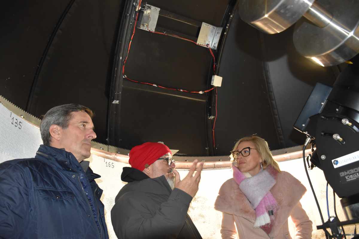 La delegada provincial de la Junta, Marian López, que ha visitado la instalación junto al alcalde de Vega del Codorno, Rodrigo Molina, y los miembros de AstroCuenca.