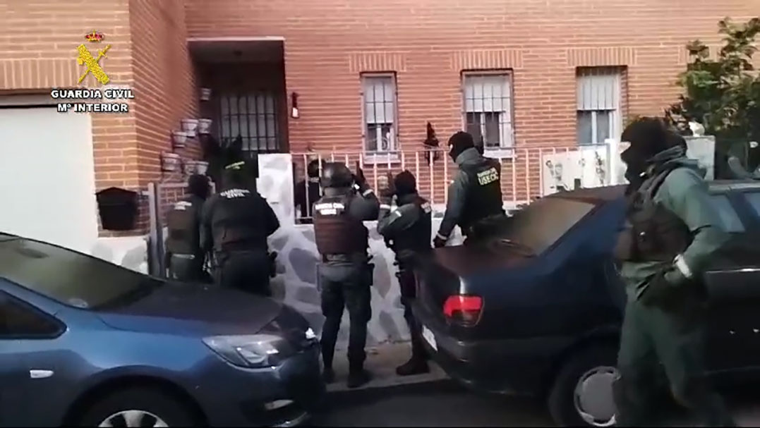 Imagen de la operación de la Guardia Civil en la detención.