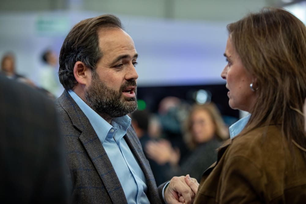 Paco Núñez conversa con Carmen Fúnez.