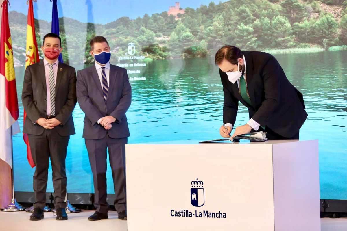 Imagen de archivo de la firma del Pacto del Agua de Castilla-La Mancha.