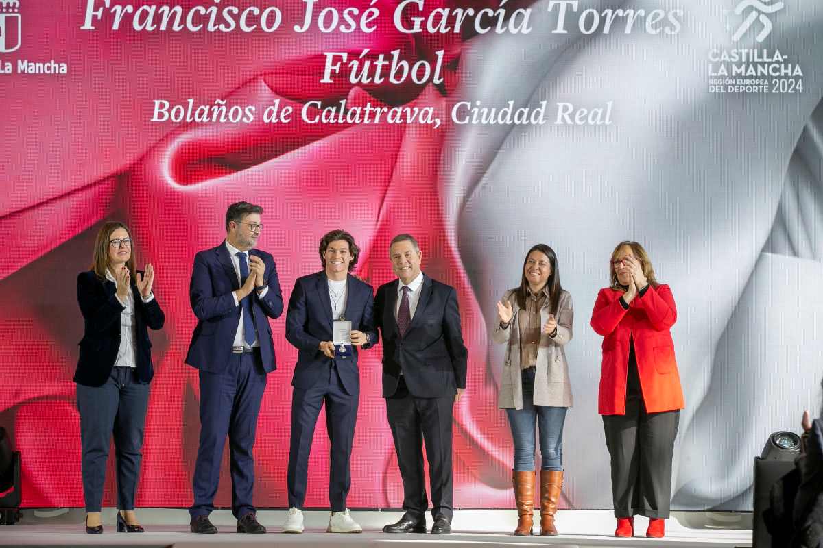 Emiliano García-Page entregó la medalla de plata al futbolista Fran García en el cierre de la Región Europea del Deporte.