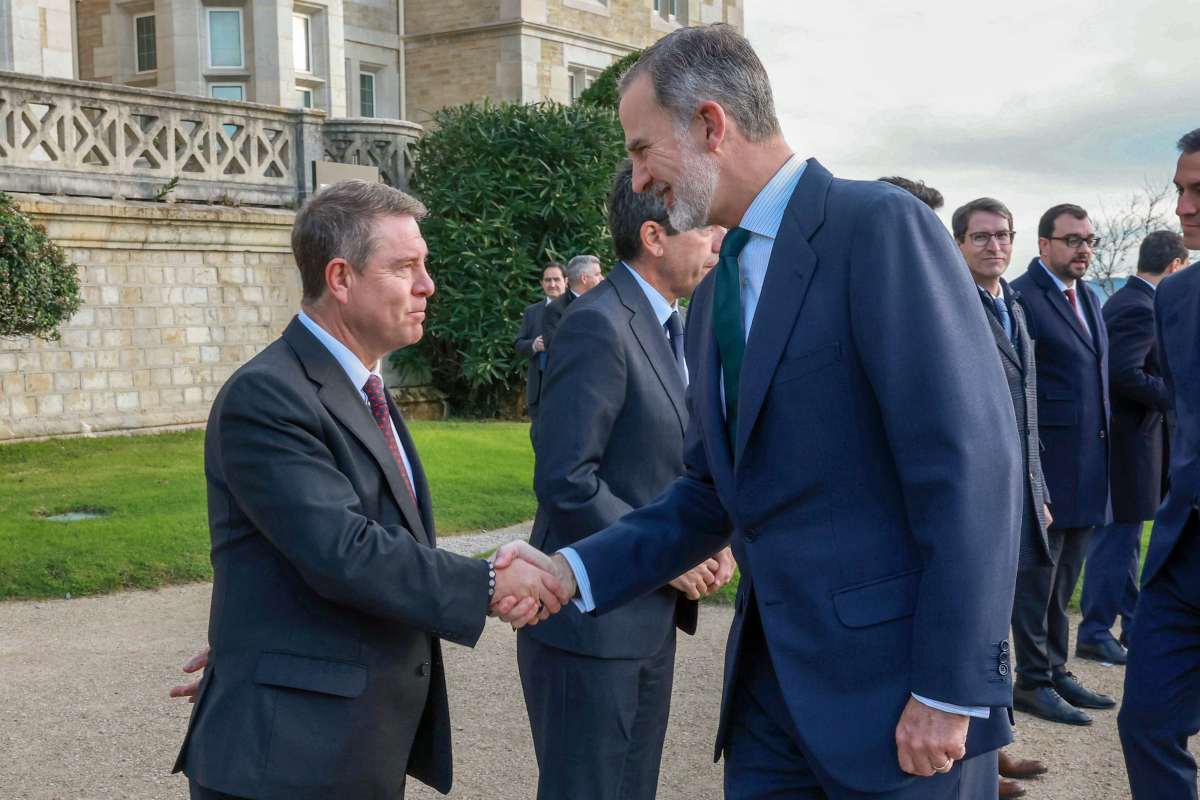 Emiliano García-Page, saludado por Felipe VI a la llegada a la Conferencia.