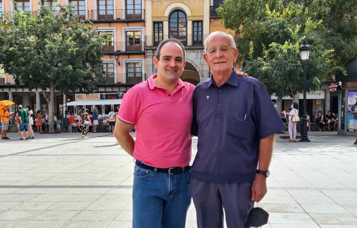 El padre Luis Pérez (a la derecha), posando con Fernando Redondo.