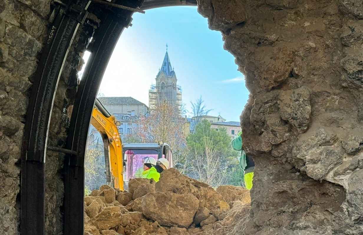 Túnel bajo el puente de la Trinidad, en Cuenca.