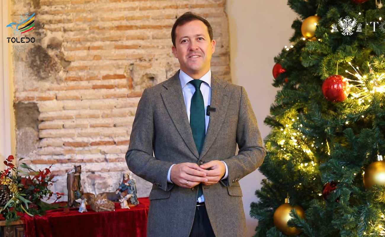 Carlos Velázque desea feliz Navidad a sus vecinos.