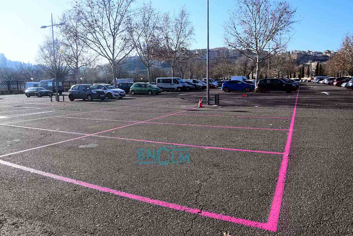 Zona de 0RA magenta en el aparcamiento próximo a Safont en Toledo