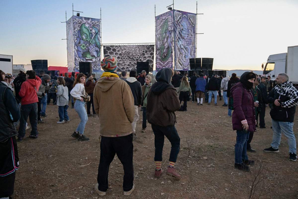 Asistentes a la 'rave' que se celebra en el aeropuerto de Ciudad Real - Foto: Jesús Monroy (EFE).