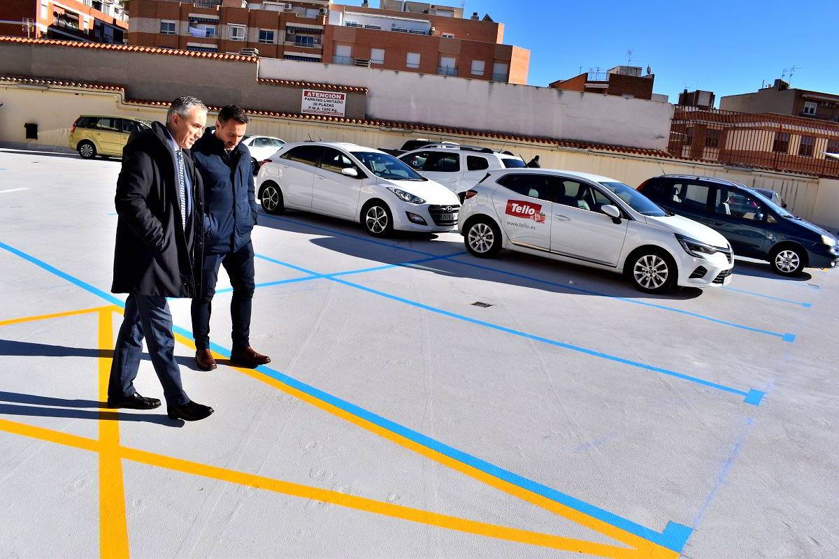 El alcalde visitando el nuevo aparcamiento del Mercado Municipal