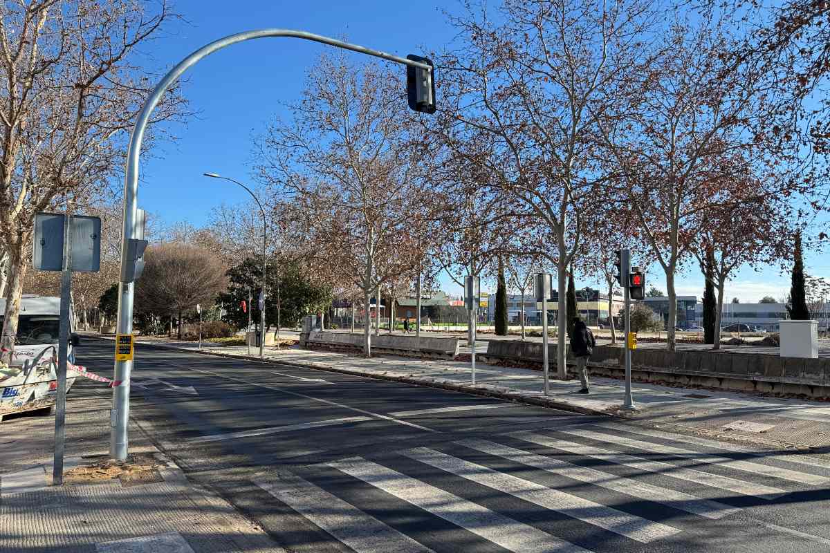 El nuevo semáforo instalado en la ctra. de Puertollano y que conecta el Hotel Parque Real con el Quijote Arena