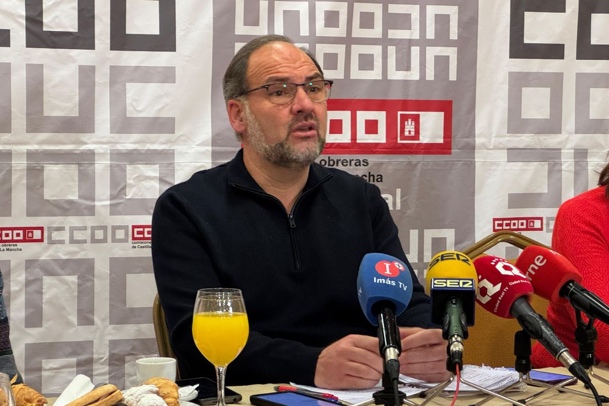 José Manuel Muñoz, secretario general de CCOO en Ciudad Real, durante un desayuno informativo