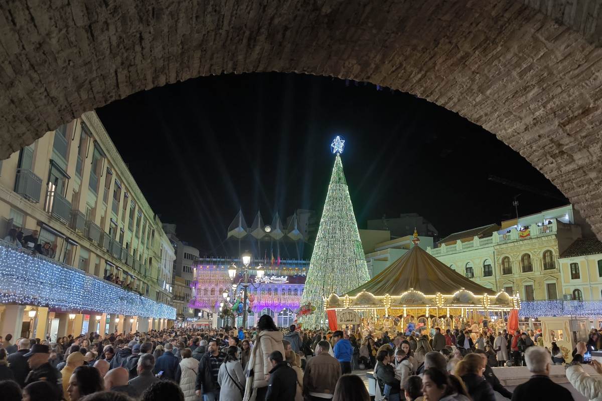 La Plaza Mayor de Ciudad Real a rebosar de público durante el encendido de las luces de Navidad