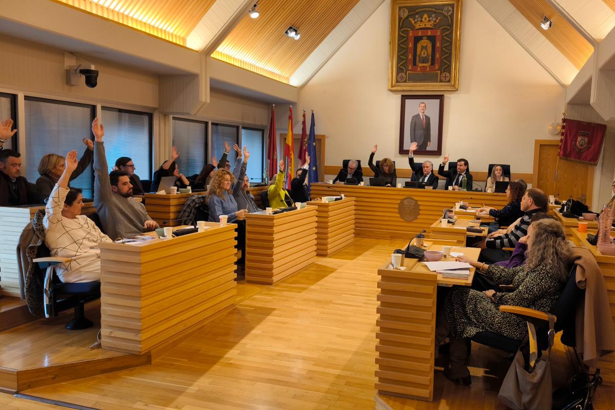 Los concejales de PP y Vox votando a favor de los presupuestos para 2025