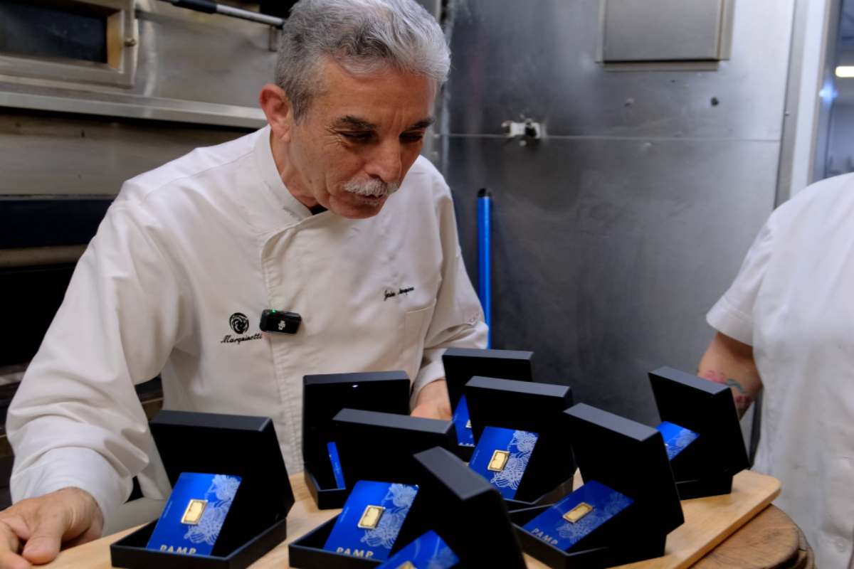 Marquinetti con los lingotes de oro que repartirá en sus pizzas