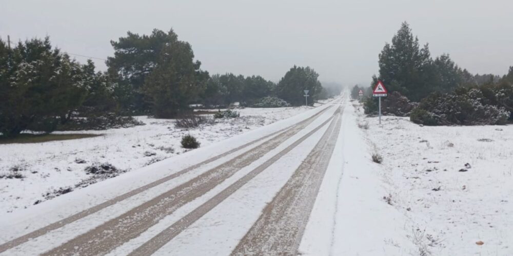 Foto de archivo de nieve en una carretera Huertapelayo (Guadalajara)