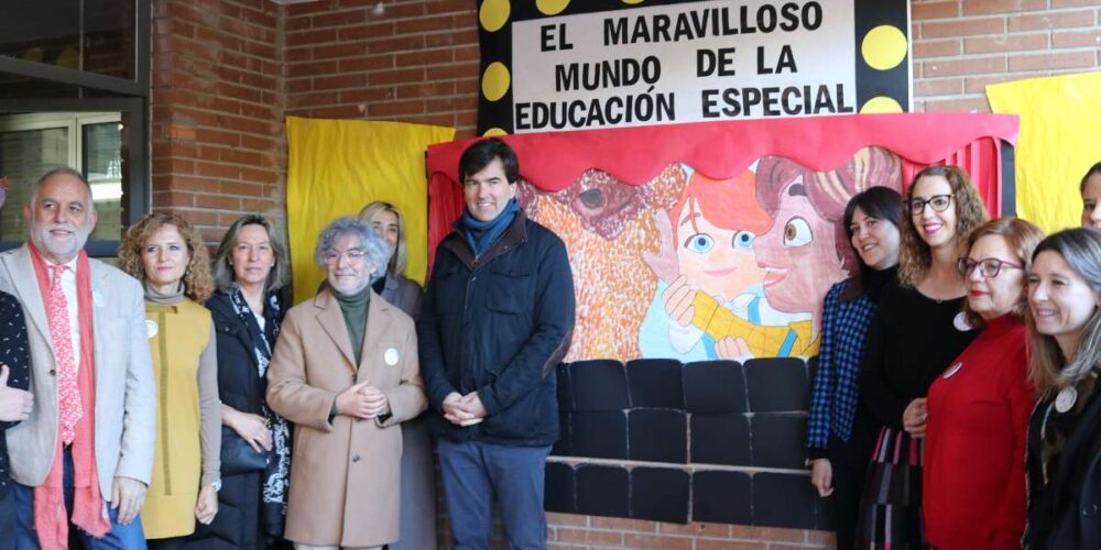 Pedro Solís en la proyección de 'Buffalo Kids' en el colegio de educación especial Virgen del Amparo (Guadalajara)