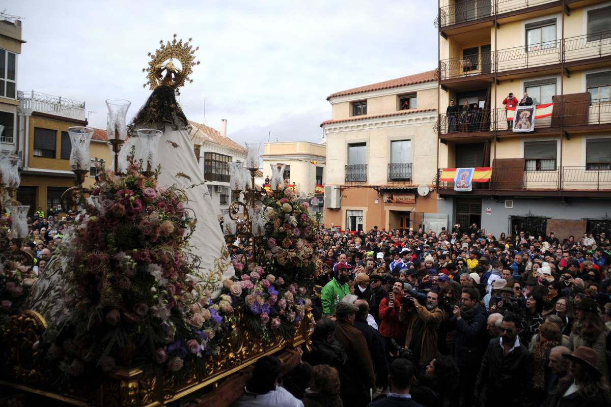 Salida de la patrona de la iglesia de la localidad