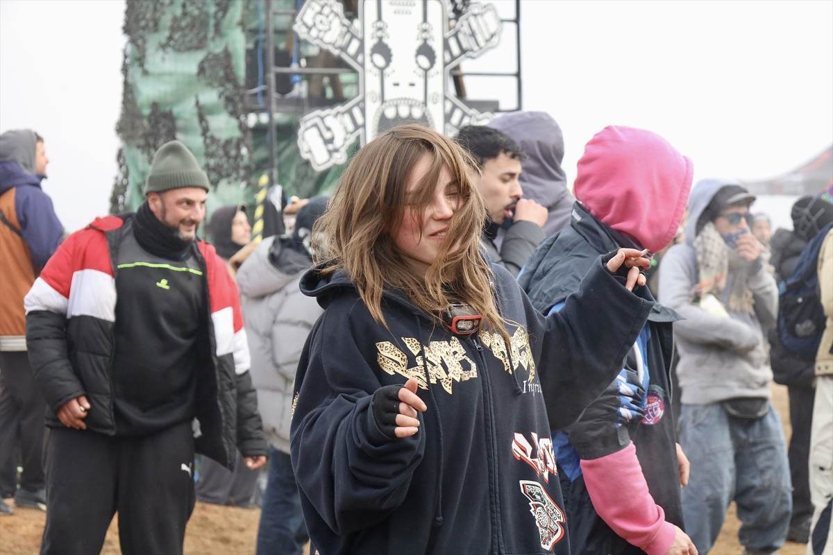 Varios asistentes a la rave disfrutan de la música electrónica a primera hora de la mañana - Foto: Patricia Galiana (Europa Press)