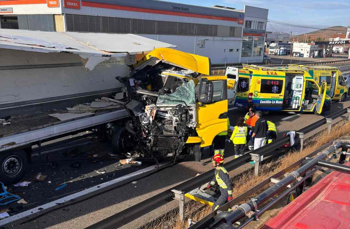 Imagen del accidente en la A-4, en Santa Cruz de Mudela (Ciudad Real). Foto: Emergencia1006.