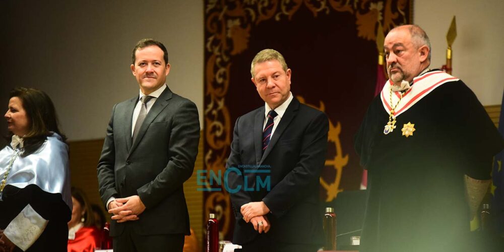 Emiliano García-Page, preside el acto de toma de posesión de Julián Garde como rector de la UCLM. Imagen: Rebeca Arango.